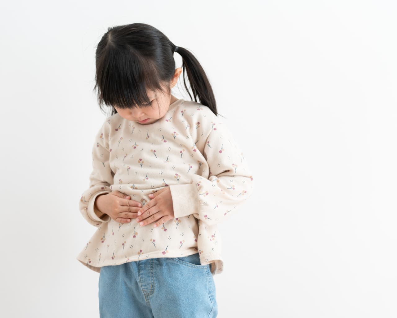 お腹を気にする子供