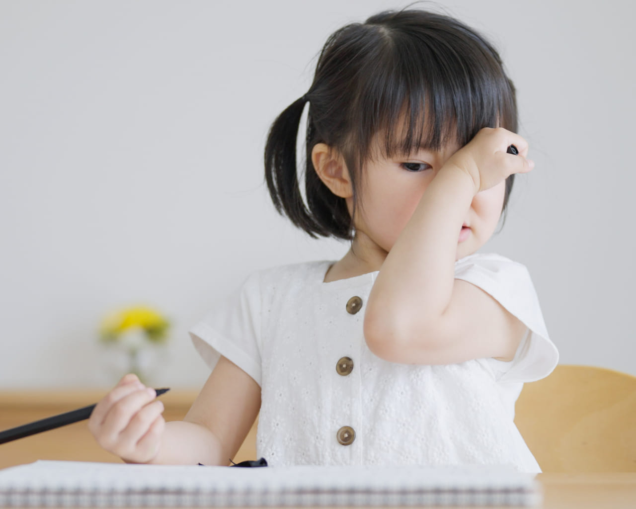顔にかゆみのある子供